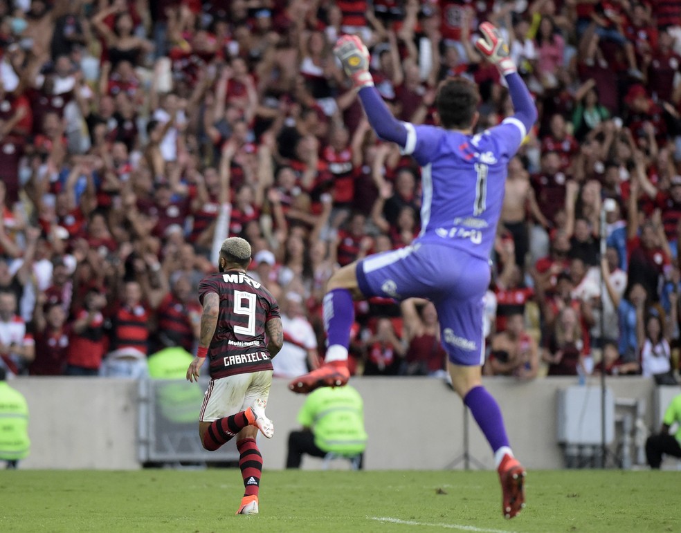 Gabigol sai para comemorar gol na final contra o Vasco. Gol � anulado depois pelo VAR � Foto: Andr� Dur�o