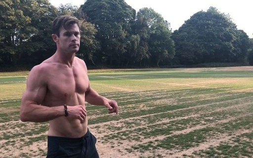 Cadê o tanquinho do Thor? Chris Hemsworth aparece bem mais magro em foto