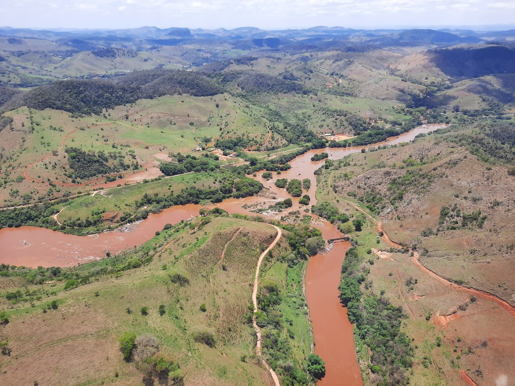 Cinco anos depois, águas seguem tingidas pelo alaranjado da lama no encontro dos rios do Carmo e Piranga — Foto: Lucas Franco/TV Globo
