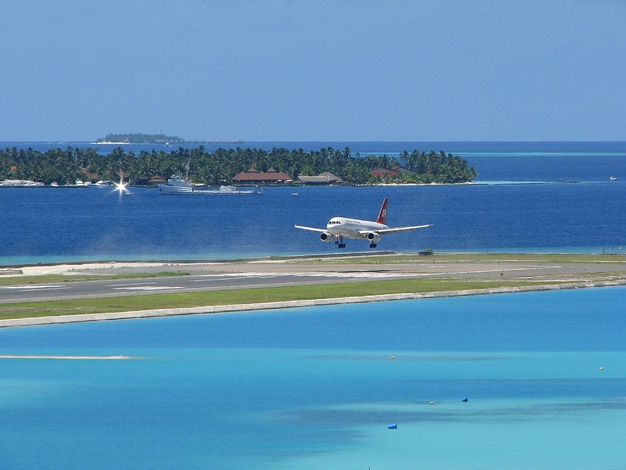 Avião de grande porte pousa no Aeroporto Internacional Ibrahim Nasir, também chamado de Velana, em Malé, a capital das ilhas MaldivasReprodução