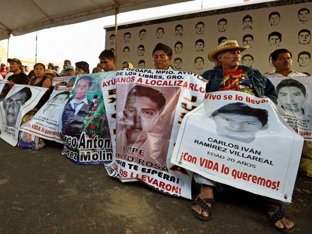 Pais e familiares dos 43 jovens que sumiram no México iniciaram greve de fome (Foto: Alfredo Estrella / AFP Photo)