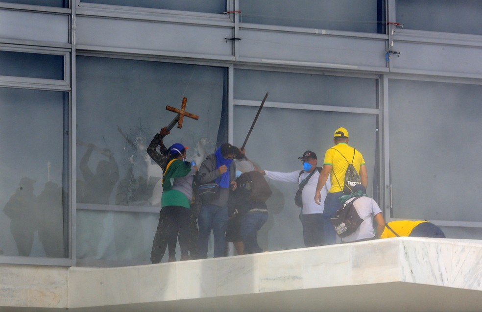 Golpistas quebram janela ao invadir Palcio do Planalto em 8 de janeiro  Foto: Sergio Lima/AFP