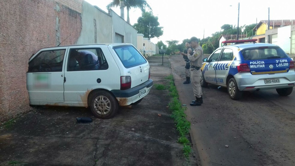 Carro invadiu muro e quarto no setor Itapuã (Foto: Elder Silva/Divulgação)