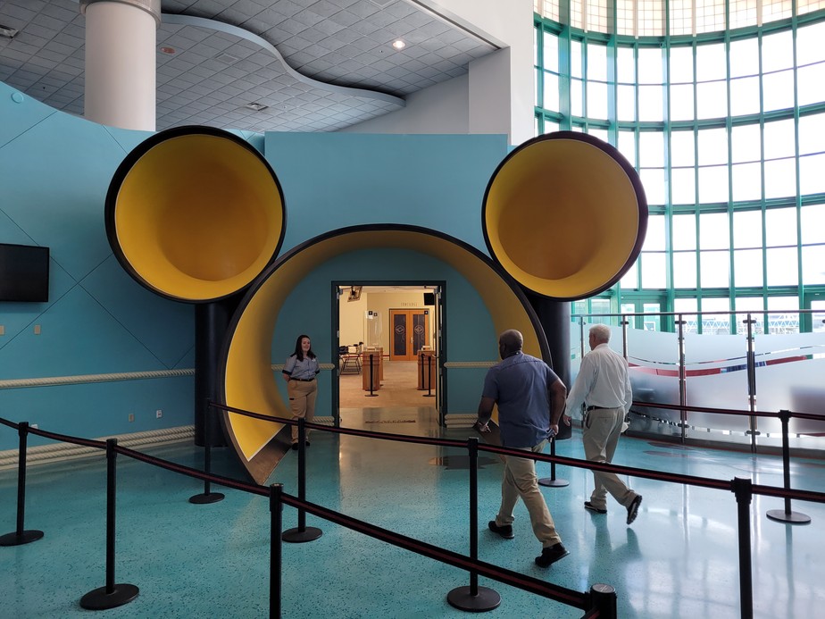 Interior do novo navio da Disney: referências ao Mickey