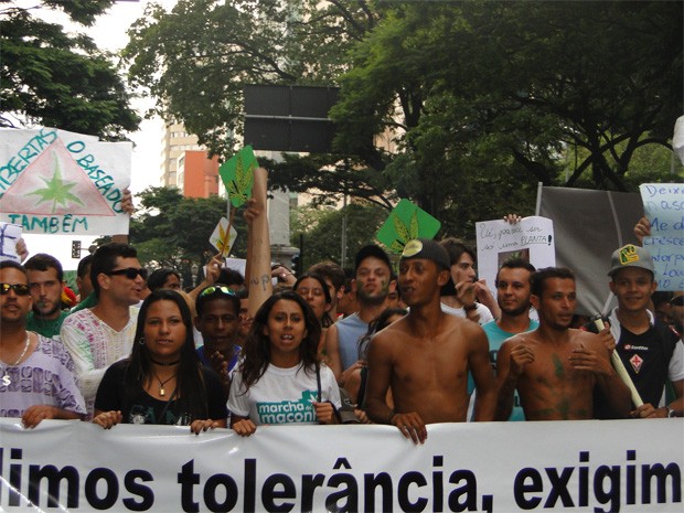 Cerca de 500 pessoas participaram da Marcha da Maconha em BH (Foto: Raquel Freitas / G1)