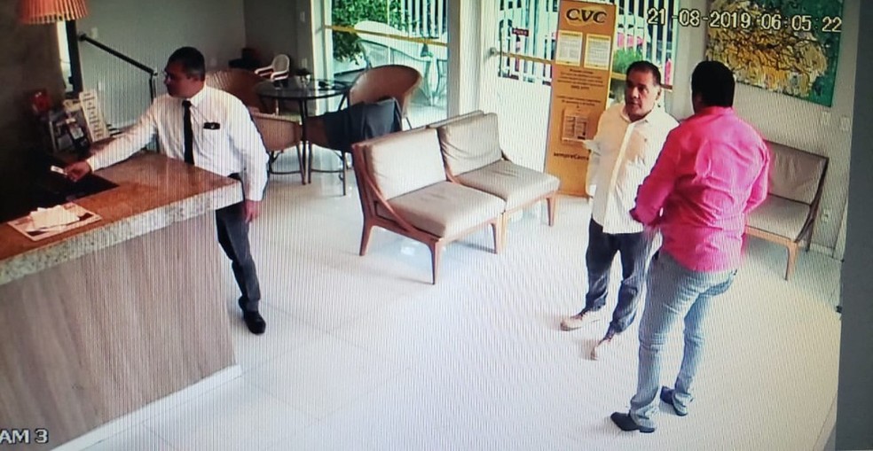 Imagens de câmera de segurança que fazem parte das investigações da polícia mostram suspeitos em hotel em agosto de 2019  — Foto: Reprodução
