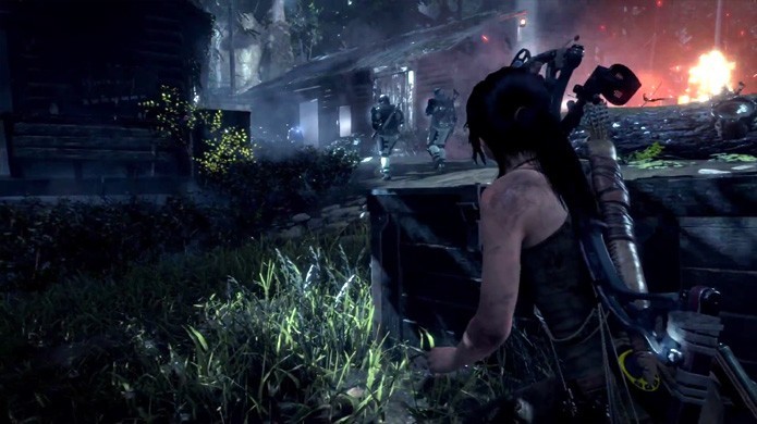 Rise of the Tomb Raider: Lara Croft passa por inimigos sem ser detectada (Foto: Reprodução/YouTube)
