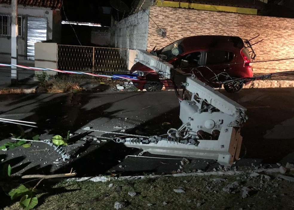 Após acidente, poste caiu sobre carro e interditou avenida, no Castelo Branco, em João Pessoa — Foto: Walter Paparazzo/G1