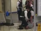 Homem ataca passageiros com faca em metrô de Londres