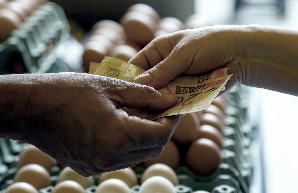 Barraca de ovos em uma feira de rua — Foto: Miguel Schincariol/AFP/Arquivo