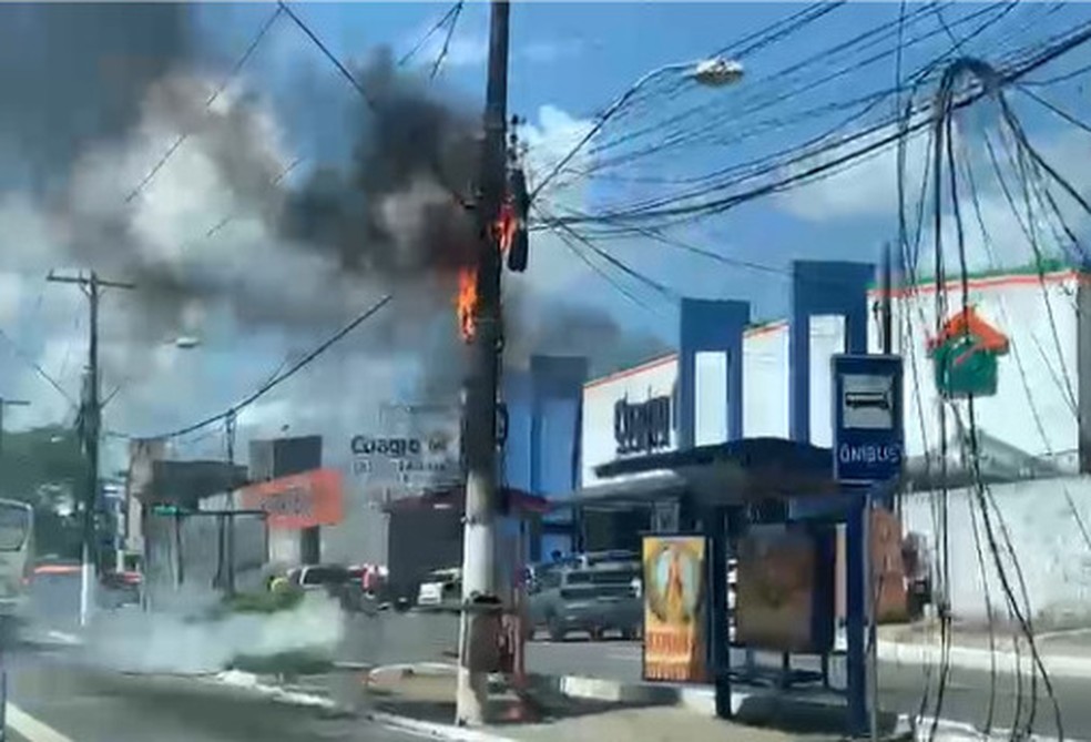 Um outro poste pegou fogo por causa do acidente — Foto: Ricardo Amaral/TV Gazeta
