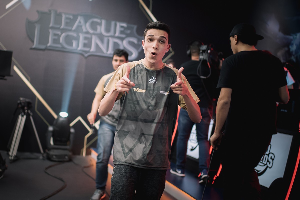 R$ 10 mil?! Pro players e streamers do LoL revelam quanto gastaram no ...