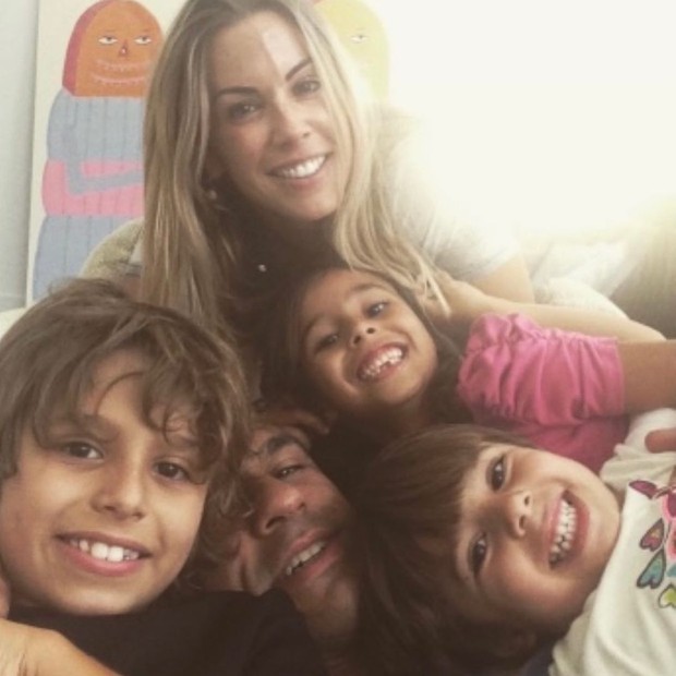Joana Prado e Vitor Belfort com os filhos (Foto: Reprodução/Instagram)
