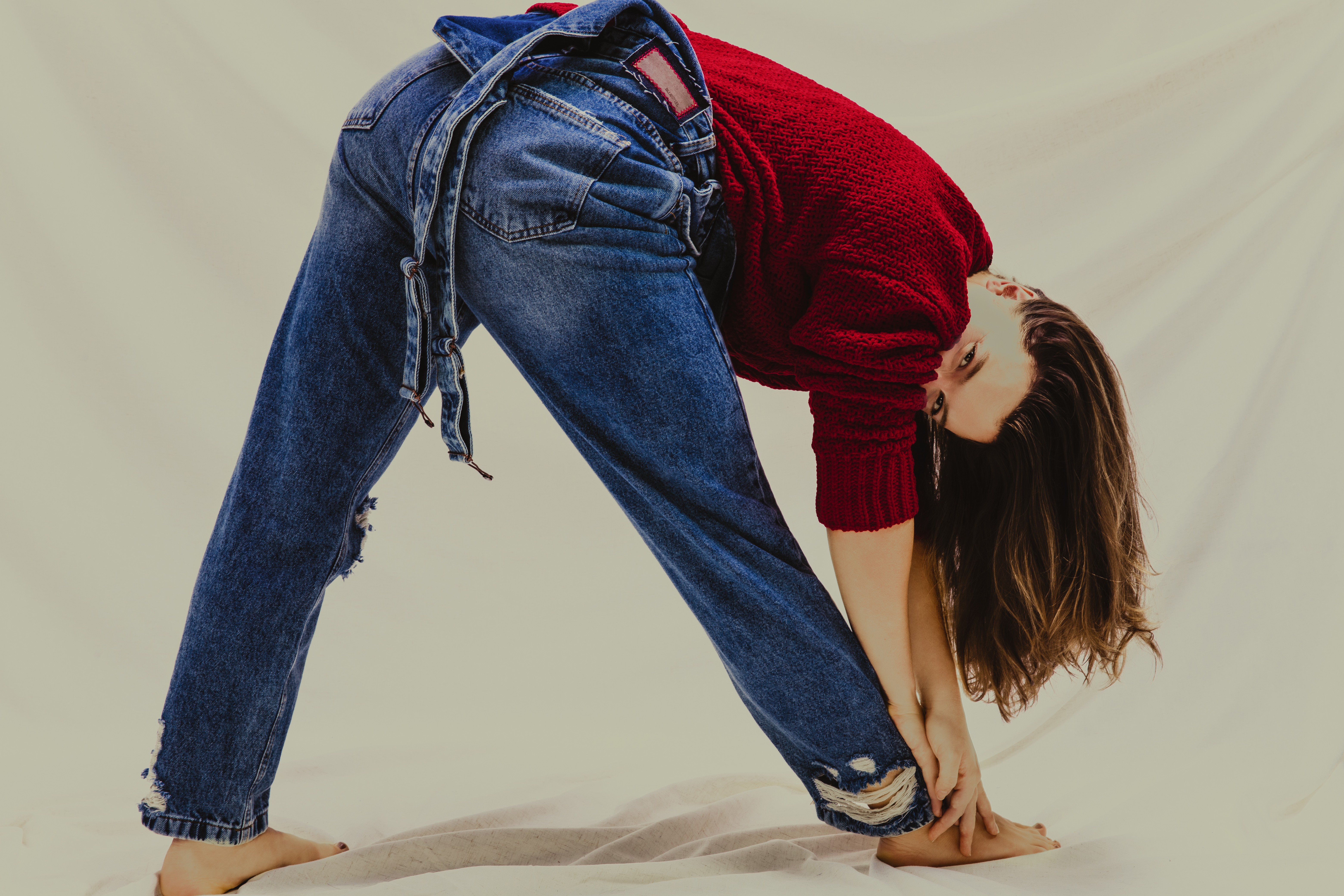 Alice Wegmann veste a linha Re Jeans da Renner, que tem menor impacto socioambiental (Foto: Divulgação)