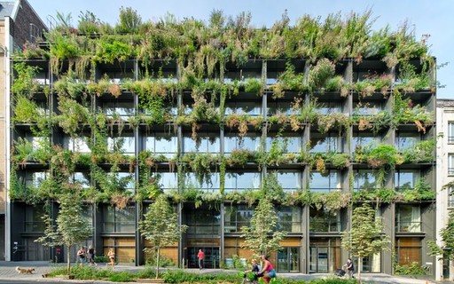 edificio de fachada verde