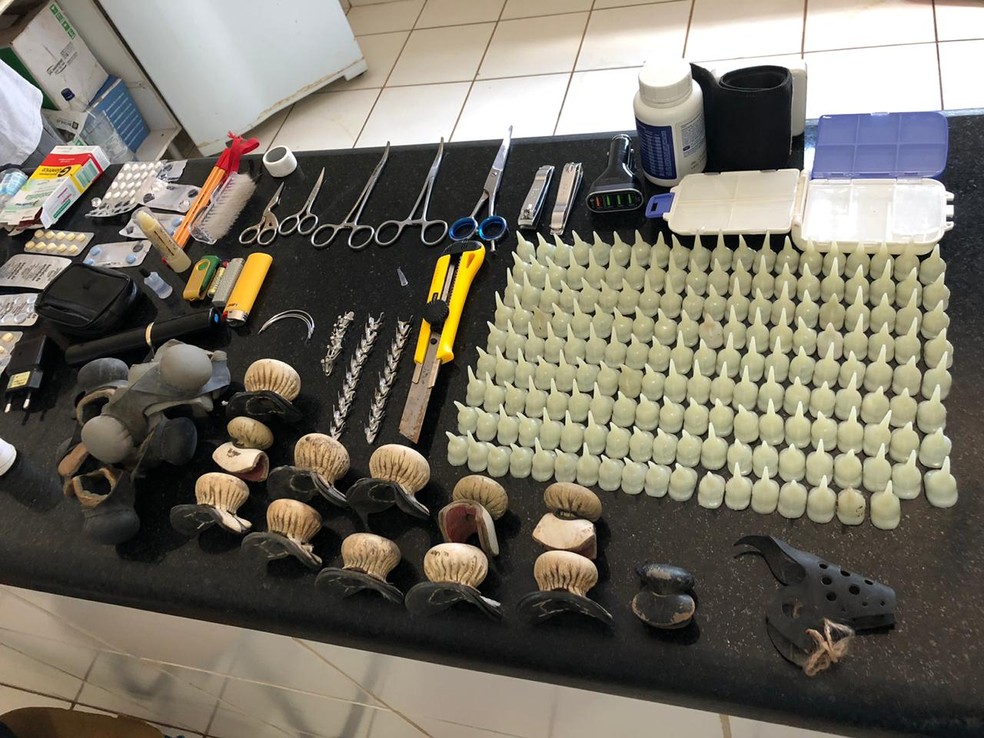 Durante a prisão foram encontrados diversos objetos utilizados na prática criminosa — Foto: Divulgação/ Polícia Civil 