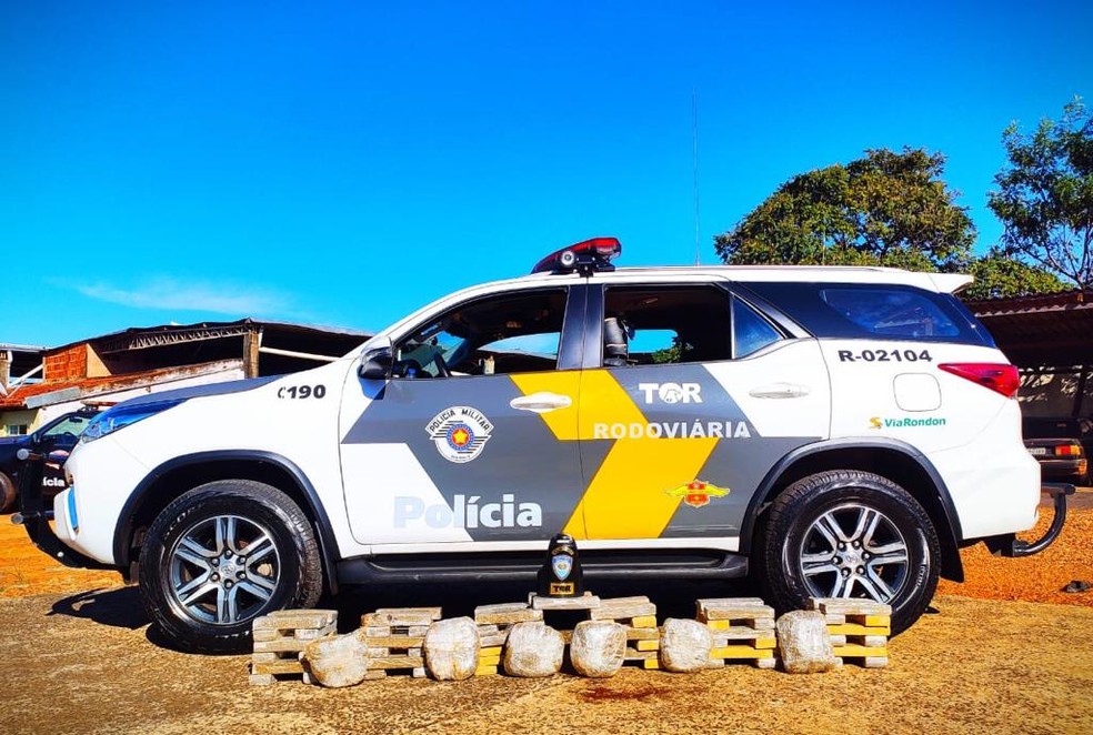 Pol&iacute;cia apreende quase 50 kg de maconha com grupo em rodovia de Guarant&atilde; &mdash; Foto: Pol&iacute;cia Rodovi&aacute;ria/Divulga&ccedil;&atilde;o
