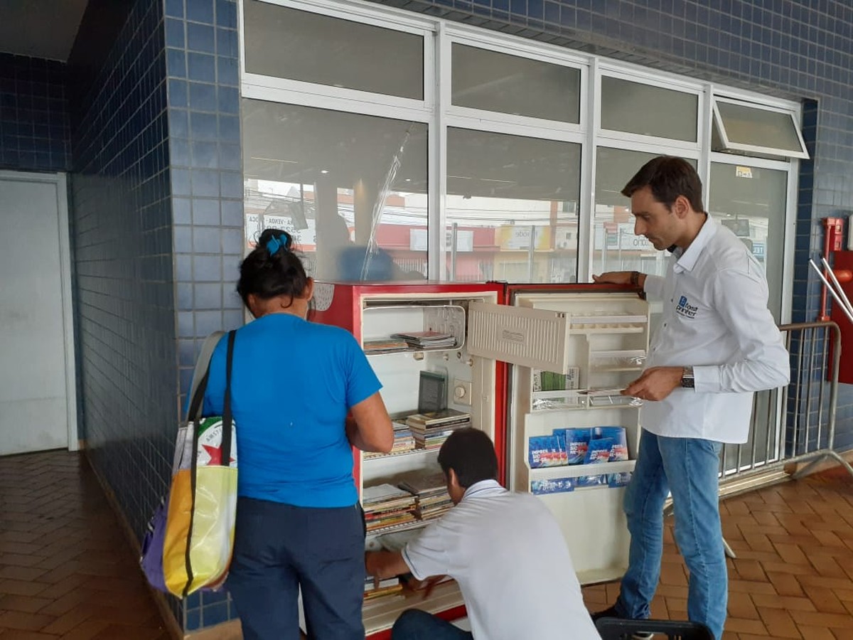 Geladeira literária é instalada no Terminal Urbano em Catanduva - G1