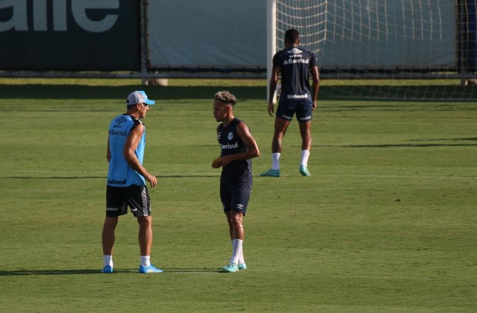 Renato e Bitello em treino do Grêmio — Foto: Bruno Ravazzolli