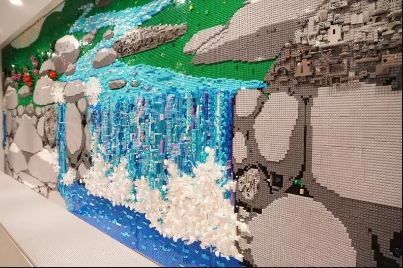 A obra Serene Ultraviolet Waterfall utilizou cerca de 100 mil peças e levou quatro dias para ser montada (Foto: Jessica 'Ragzy' Awad/Arquivo Pessoal)
