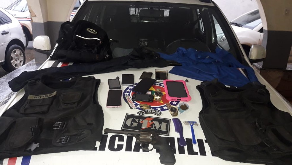 Material apreendido com a dupla que, segundo a PM, seria usado para a realizaÃ§Ã£o de assaltos. â Foto: DivulgaÃ§Ã£o/PolÃ­cia Militar