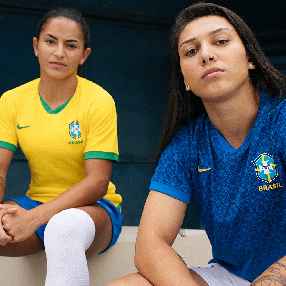 Debinha e Bia Zaneratto com as camisas — Foto: Divulgação Nike