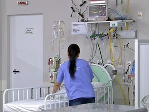 Bebê está na Unidade de Terapia Intensiva (UTI) pediátrica da Santa Casa de Rondonópolis (Foto: Reprodução/TVCA)