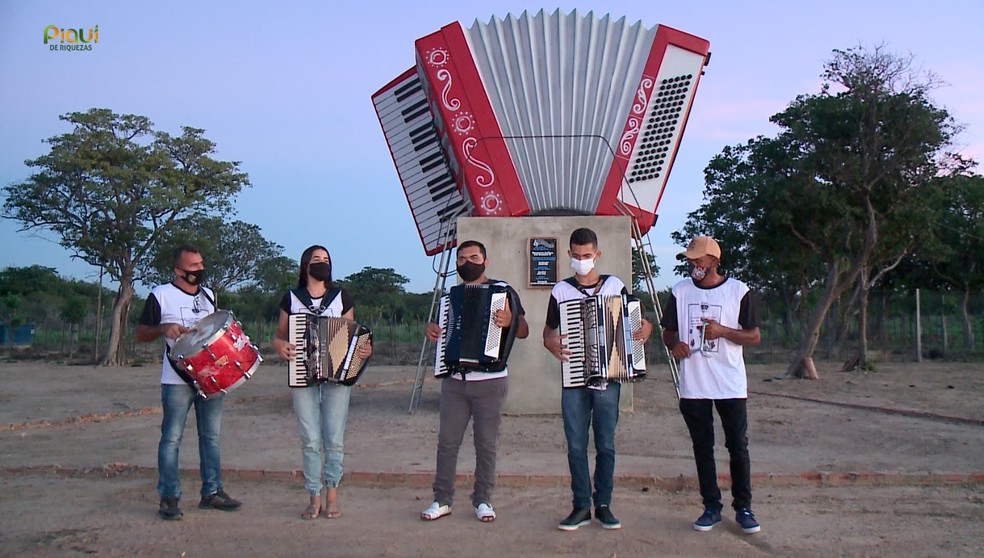 A paixão pelo instrumento é visível logo que se entra na cidade: uma escultura de uma sanfona, com cinco metros de altura, recebe os visitantes. — Foto: TV Clube