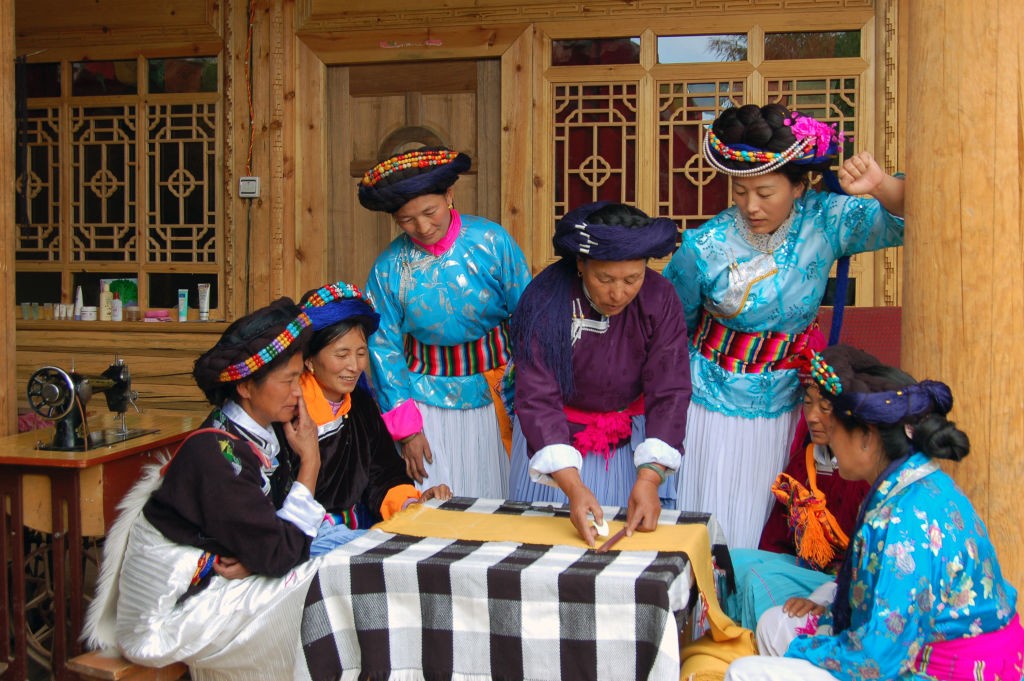NINLANG, CHINA - MAY 01: Women of Mosuo ethnic group do handwork at Lugu Lake area on May 01, 2010 in Ninglang Yi Autonomous County, Yunnan Province of China. Lugu Lake is called the 'mother lake' by the Mosuo people and it becomes 'the Kingdom of Women'  (Foto: Visual China Group via Getty Ima)
