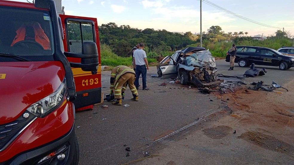 Homem morre após batida entre caminhonete e carro na Fernão Dias, em Careaçu  — Foto: Divulgação/Corpo de Bombeiros 