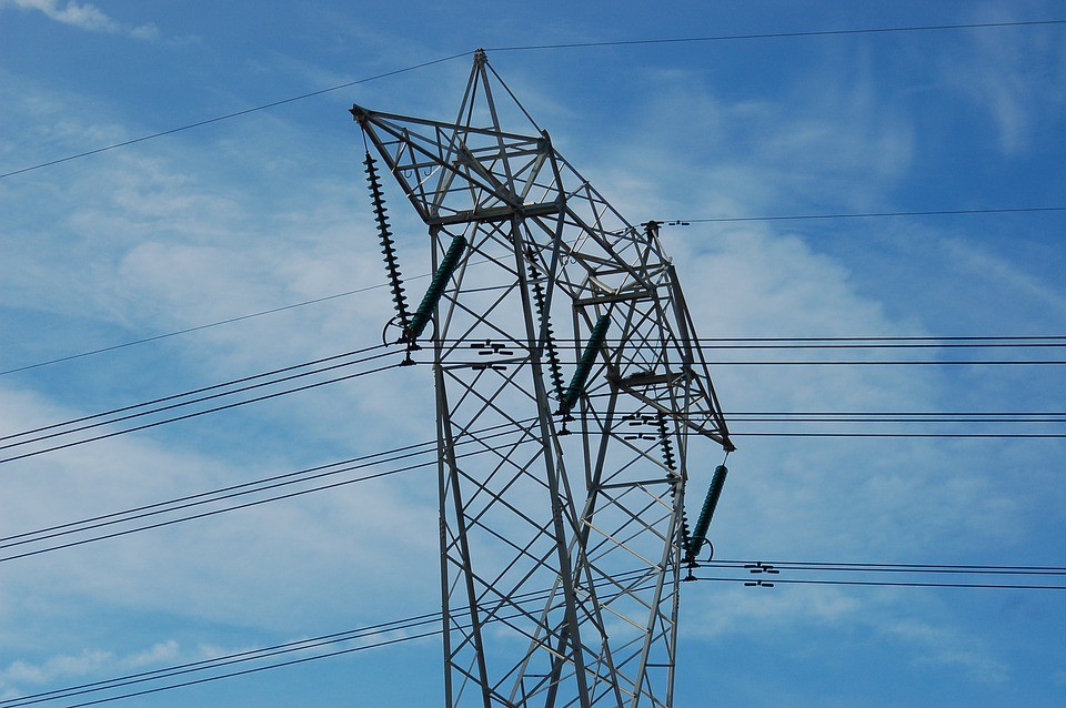 Torre de energia elétrica; mais de 990 mil pessoas não possuem serviço público de energia elétrica na região da Amazônia Legal (Foto: Pixabay/Barbara808/Creative Commons)