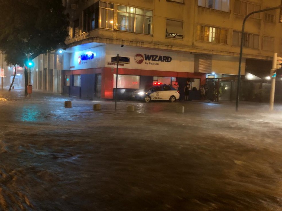 Temporal provocou alagamentos em Copacabana, na Zona Sul do Rio de Janeiro — Foto: G1 