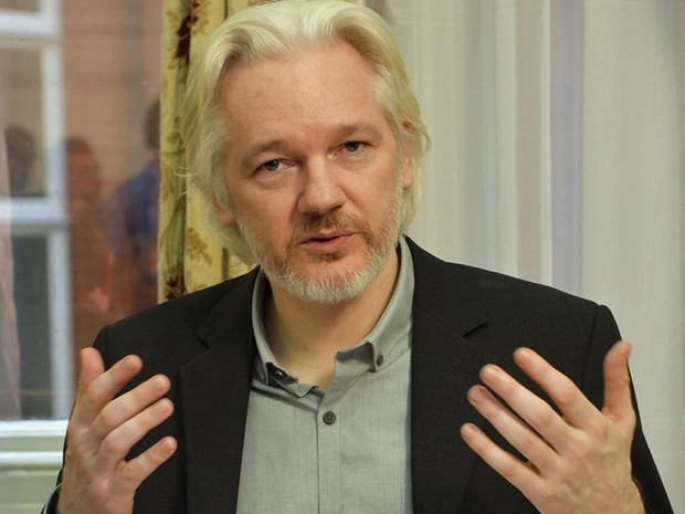 Julian Assange, durante entrevista na embaixada do Equador em Londres, em 18 de agosto de 2014 (Foto: Reuters/John Stillwell/Pool)