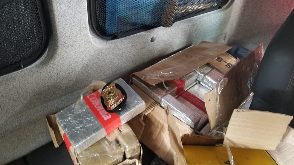 Caixas que estavam na cabine do caminhão da terceirizada dos Correios estão com vários tabletes de cocaína  Foto: PF/Divugação