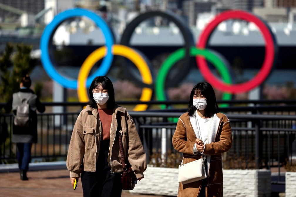 Mulheres em Tóquio se protegem da pandemia do coronavírus — Foto: Athit Perawongmetha/Reuters
