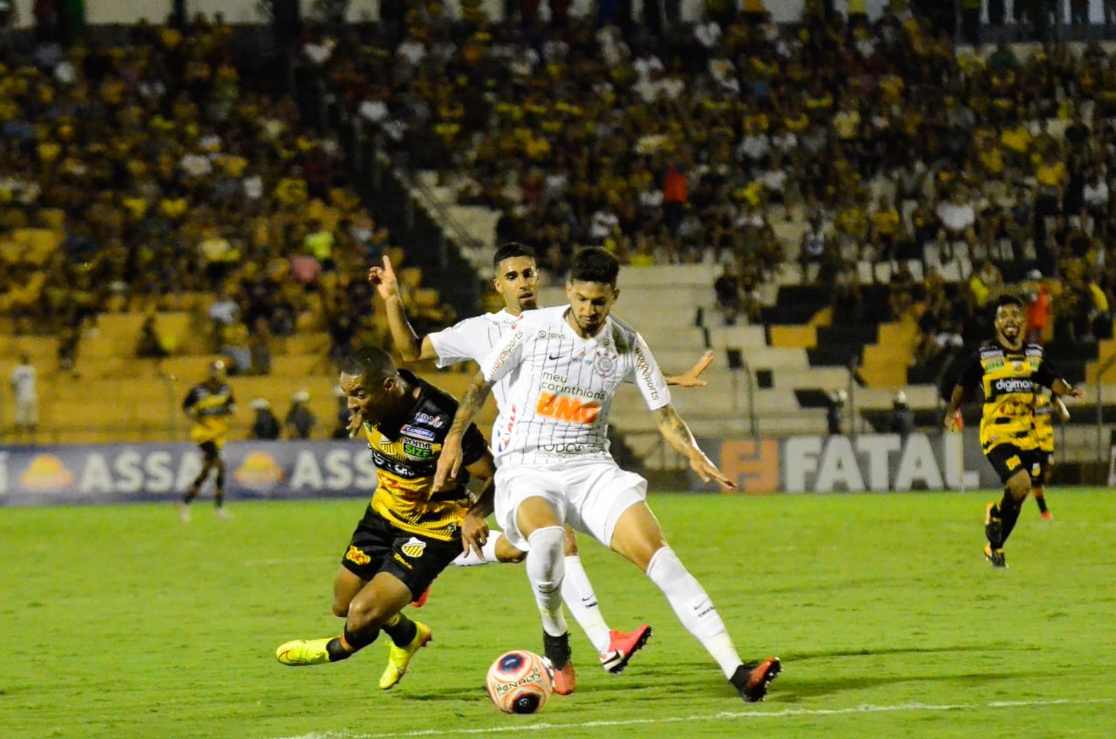 Através de uma nota, Novorizontino rebate críticas de Tiago Nunes sobre gramado do Jorjão