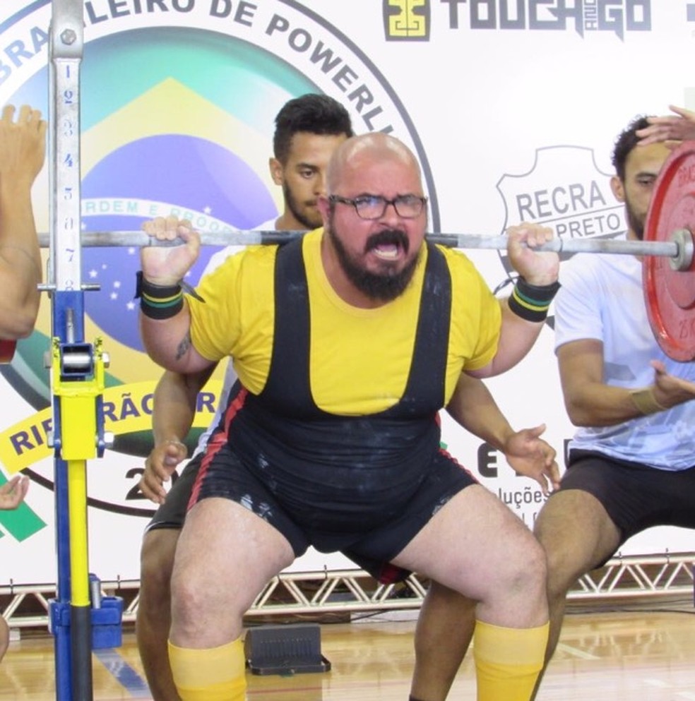 Clayton Munhoz, atleta de powerlifting, vende bolos para disputar o Sul-Americano (Foto: Arquivo Pessoal)