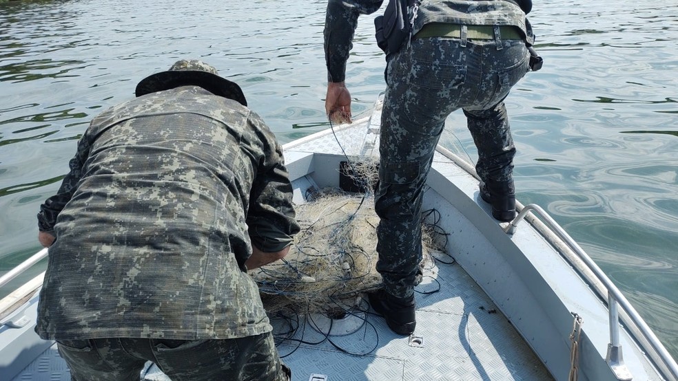 400 metros de redes de pesca irregulares são apreendidas no Rio Paraná, em Rosana (SP) — Foto: Polícia Ambiental