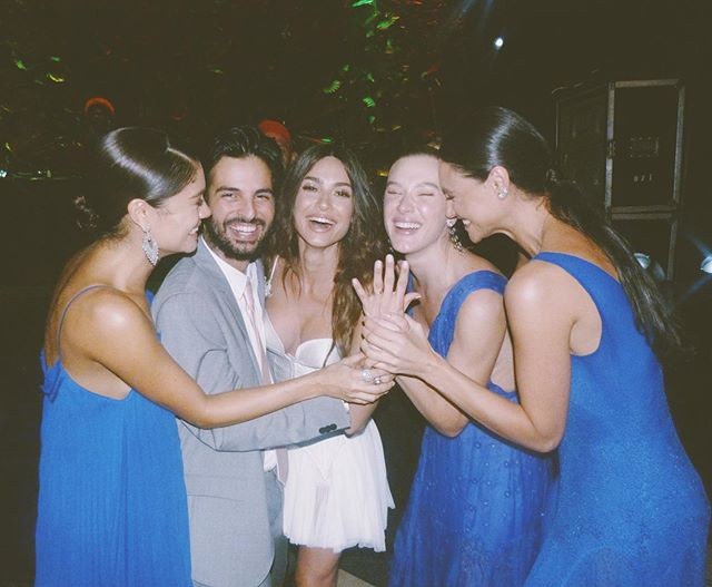Madrinhas usaram azul e padrinhos gravata rosa no casamento de Thaila e Renato (Foto: Reprodução / Instagram)