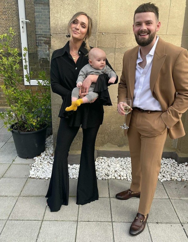 Tom Mann e Dani Hampson com o filho, Bowie (Foto: Reprodução/Instagram)