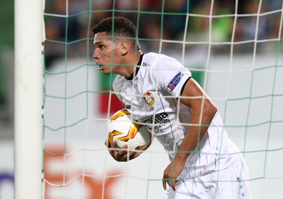 Paulinho foi titular do Leverkusen nesta quinta  â€” Foto: Reuters 