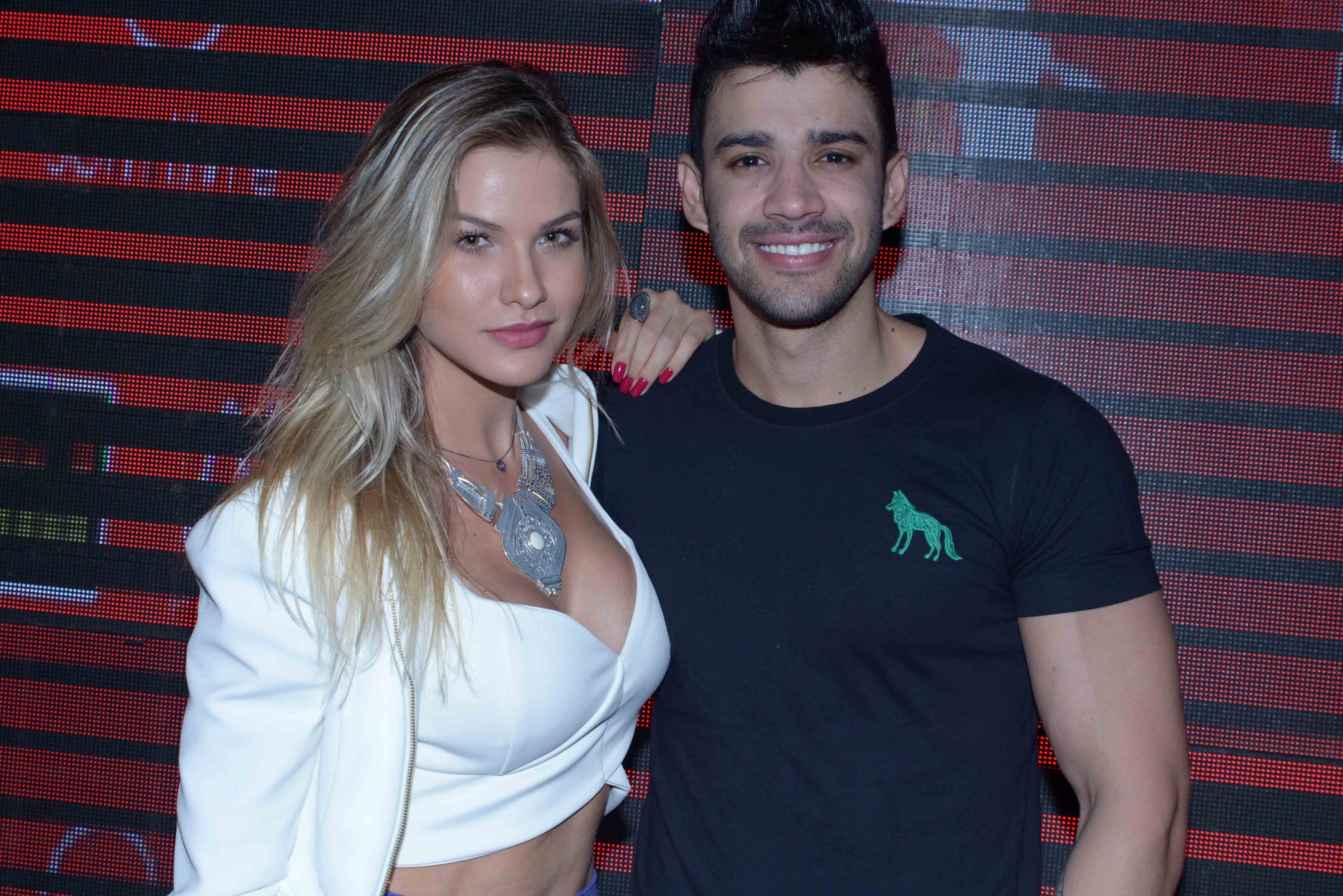 Gusttavo Lima E A Noiva Andressa Suita Trocam Beijos Nos Bastidores De Show Quem Sertanejos