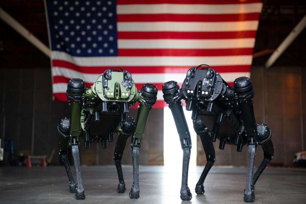 A Força Aérea dos Estados Unidos divulgou, pela primeira vez, fotos dos cães robôs que atuam com os militares (Foto: Senior Airman samuel becker)