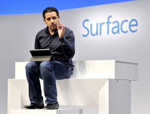 Panos Panay, vice-presidente de Surface na Microsoft, mostra a nova inclinação do tablet com suporte aberto, permitindo usá-lo no colo (Foto: Timothy Clary/AFP)