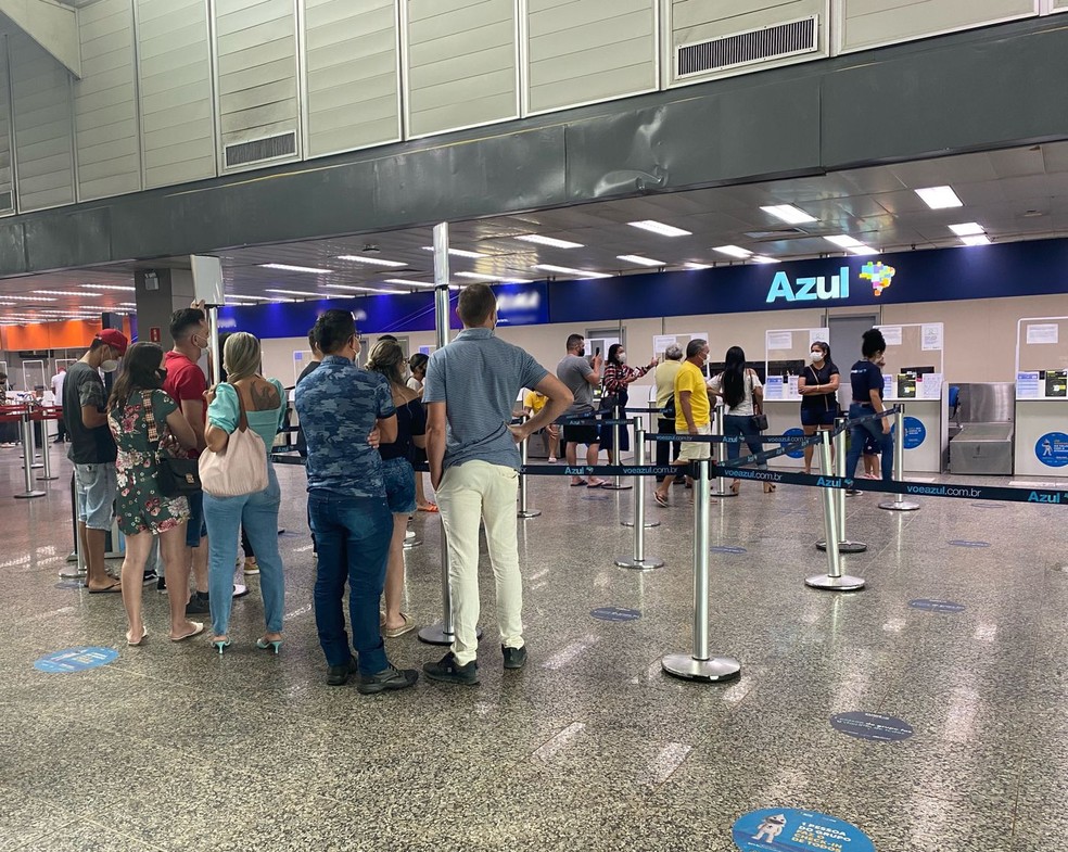 Passageiros fazem tumulto em aeroporto de Porto Velho após voos cancelados — Foto: Beatriz Galvão/g1 Rondônia