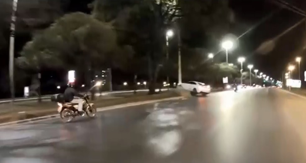 Carro de derrapa na pista e bate em porta em Taguatinga, no DF  — Foto: Arquivo pessoal 