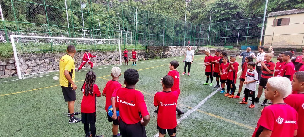 David Luiz para um lado, bola para o outro. Luiz, aluno da Escola Flamengo Social Mangueira, faz o gol &mdash; Foto: Fred Gomes
