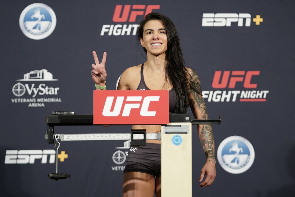 Cláudia Gadelha bateu o peso sem problemas na pesagem do UFC: Overeem x Harris — Foto: Getty Images