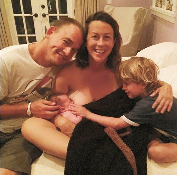 A cantora Alanis Morissette em uma foto antiga com o marido e o primogênito após o nascimento de seu segundo filho (Foto: Instagram)