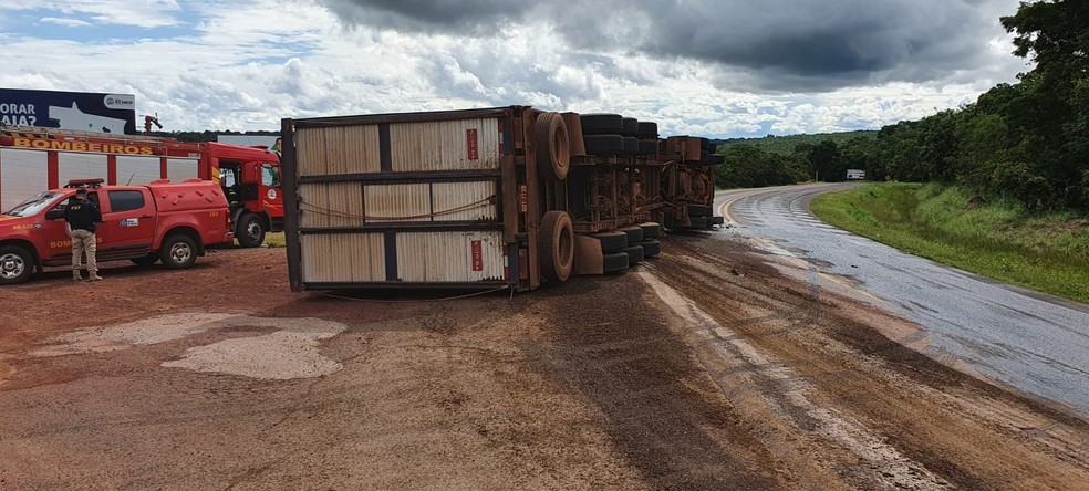 Veículo tombou na BR-158 em MT — Foto: Divulgação